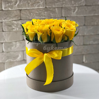 Желтые розы в коробке