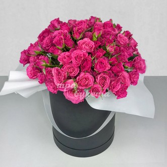 Кустовые розовые розы в коробке