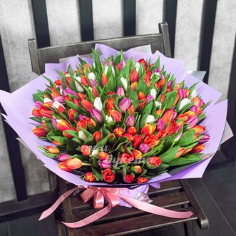 Разноцветный букет из 101 тюльпана