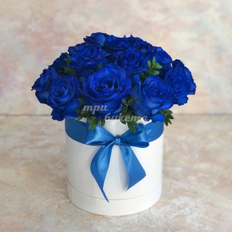 17 синих роз в шляпной коробке