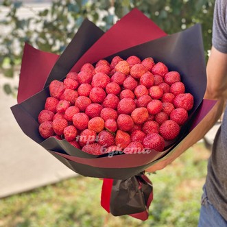 Букет из 80 ягод клубники