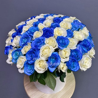 Синие и белые розы в коробке