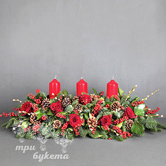 Новогоднее украшение стола с розами