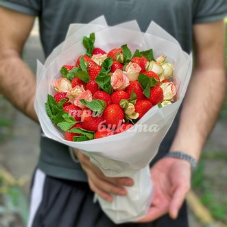 Букет из 25 ягод клубники и роз