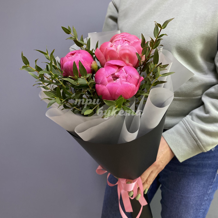Букет из 3 розовых пионов в крафте за 2790 ₽ с доставкой по Москве