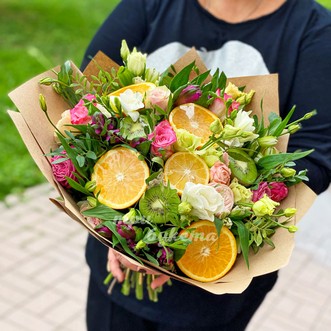 Букет из цветов и фруктов в крафте