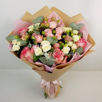 Букет розовых и белых кустовых роз