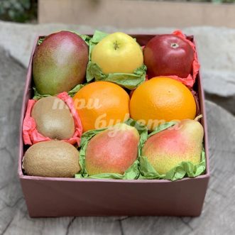 Коробочка с манго, киви и грушами