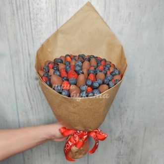 Букет клубники в шоколаде и голубики
