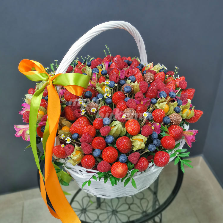 Купить подарочную корзину «Цветы конфеты» в Калининграде