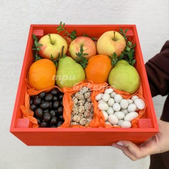 Орешки в глазури и фрукты в коробке