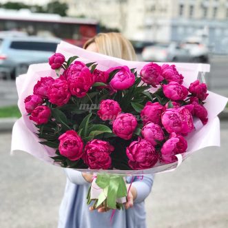 Букет из 25 ярких розовых пионов