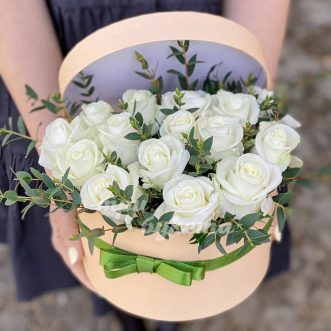 Белые розы с эвкалиптом в коробке