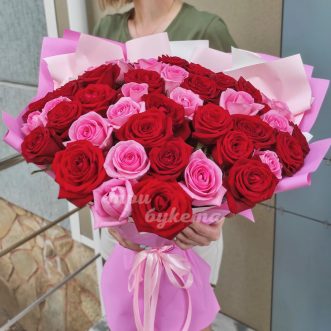 Букет из 45 красных и розовых роз