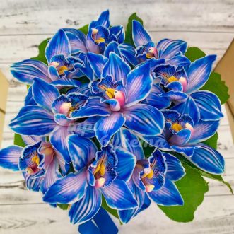 Шляпная коробка с синими орхидеями