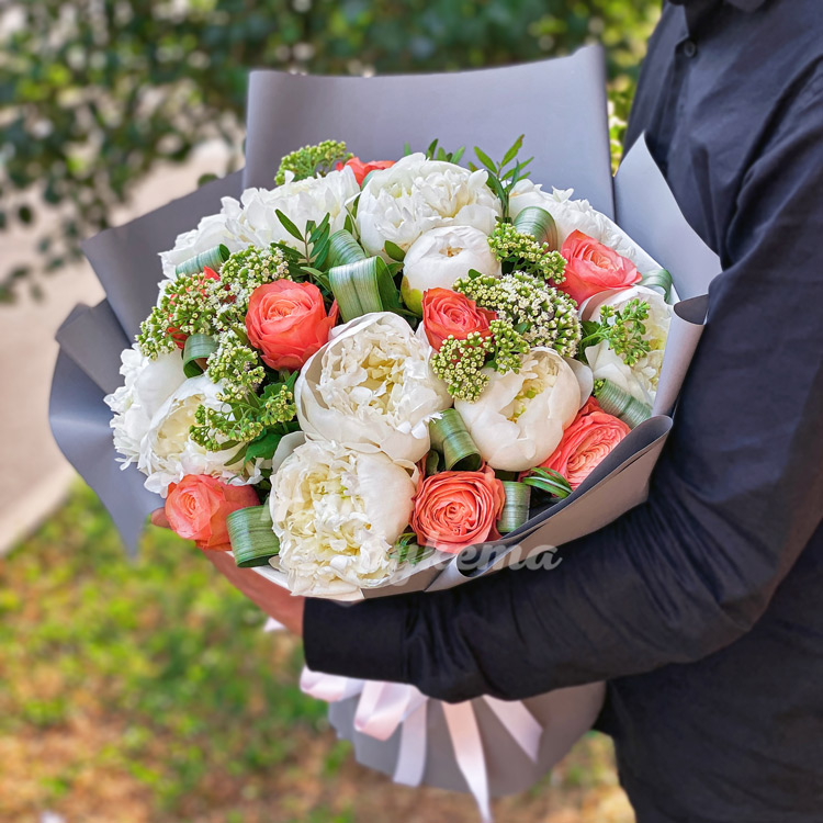 Букет «Яркие и пышные цветы» за 13430 ₽ с доставкой по Москве