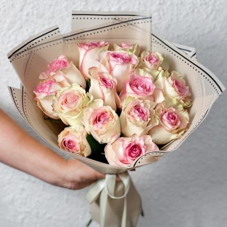 Нежно-розовые розы на 14 февраля
