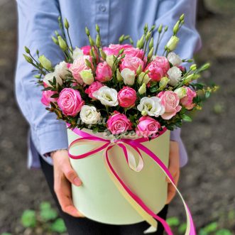 Коробка розовых роз и белых эустом