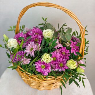 8 розовых хризантем в корзине
