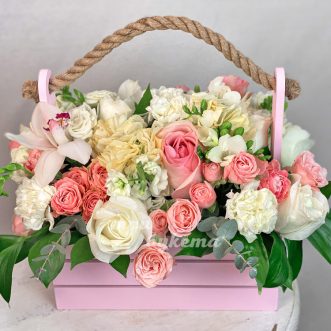 Белые фрезии и розовые розы в ящике