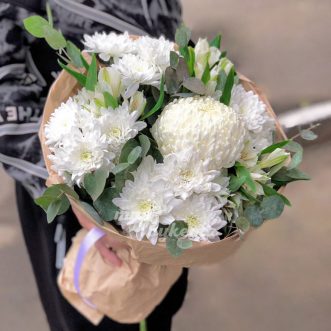 Белые хризантемы с эвкалиптом