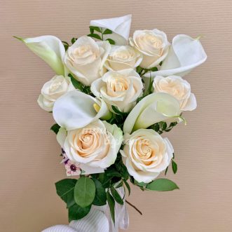 Белые каллы и персиковые розы