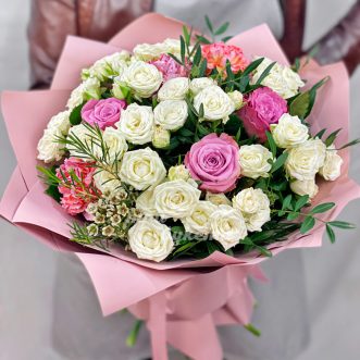 Букет белых куст. роз и розовых гвоздик