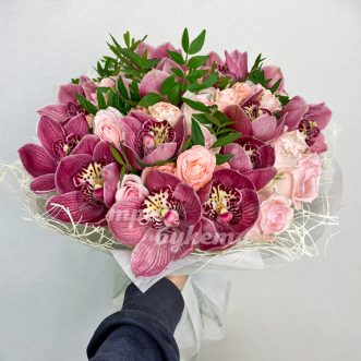 Букет бордовых орхидеи и персиковых роз
