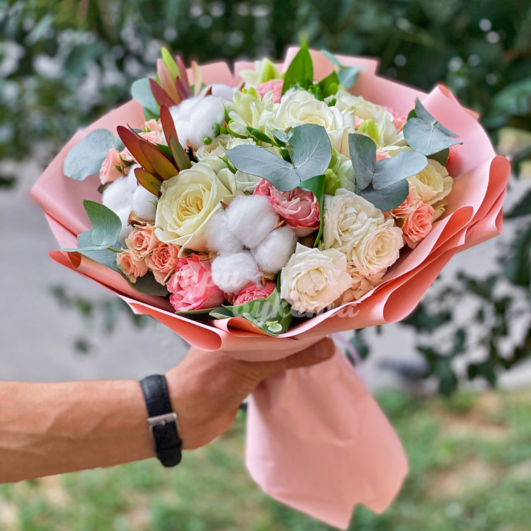 Букет цветов с хлопком и эвкалиптом 5120 ₽ с доставкой по Москве