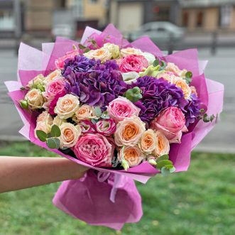 Букет фиолетовых гортензий с розами