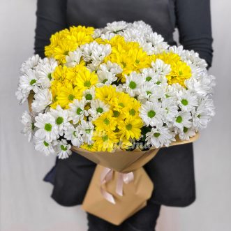 Букет из 20 желтых и белых хризантем