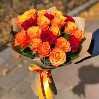 Букет из 21 красной и оранжевой розы