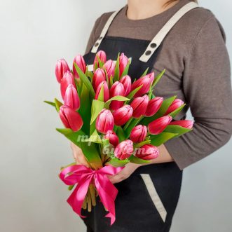 Букет из 25 ярко-розовых тюльпанов