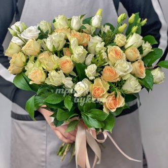 Букет из 40 персиковых и белых роз