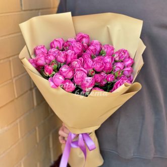 Букет из 7 розовых куст. пионовидных роз