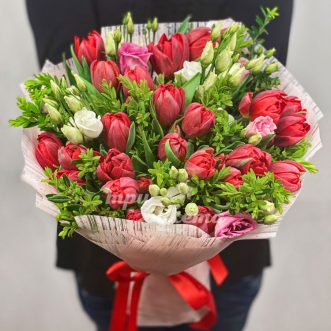 Букет из эустом и красных тюльпанов