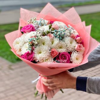 Букет из хризантем, роз и гипсофилы