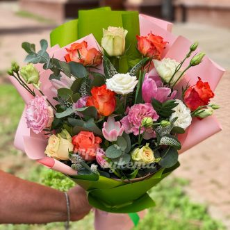 Букет из роз, эустом и тюльпанов
