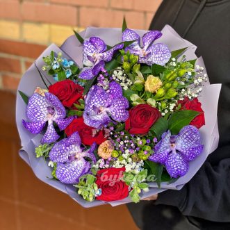 Букет красных роз с орхидеями Ванда