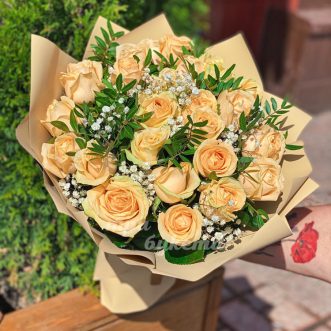 Букет персиковых роз с гипсофилой
