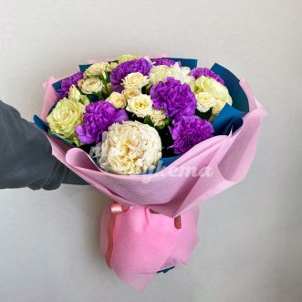 Фиолетовые гвоздики с розами