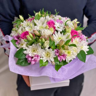 Коробка альстромерий с хризантемами