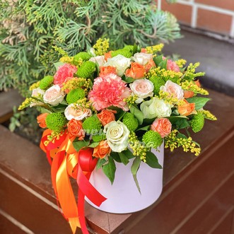 Коробка роз с зелеными хризантемами