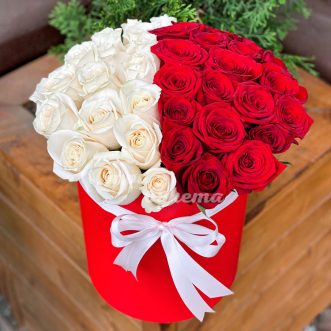 Коробка с красными и белыми розами