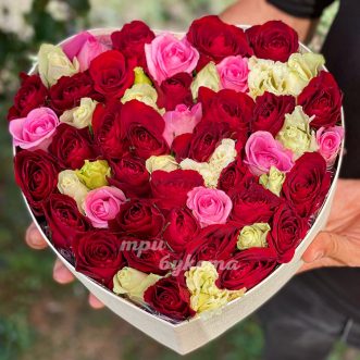 Коробка-сердце красных и розовых роз