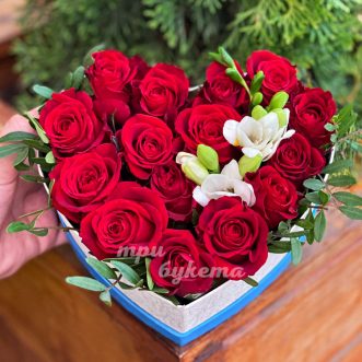 Коробка-сердце красных роз с фрезиями