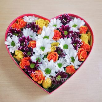 Коробка-сердце с хризантемами и розами