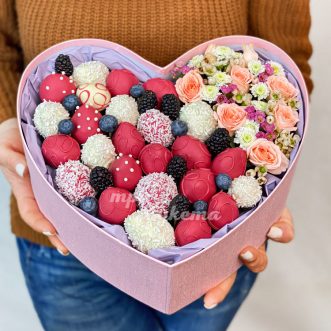 Коробка-сердце с клубникой в шоколаде и цветами