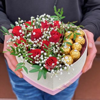 Коробка-сердце с конфетами и красными розами