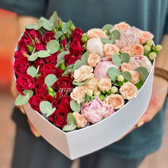 Коробка-сердце с куст. розами и пионами